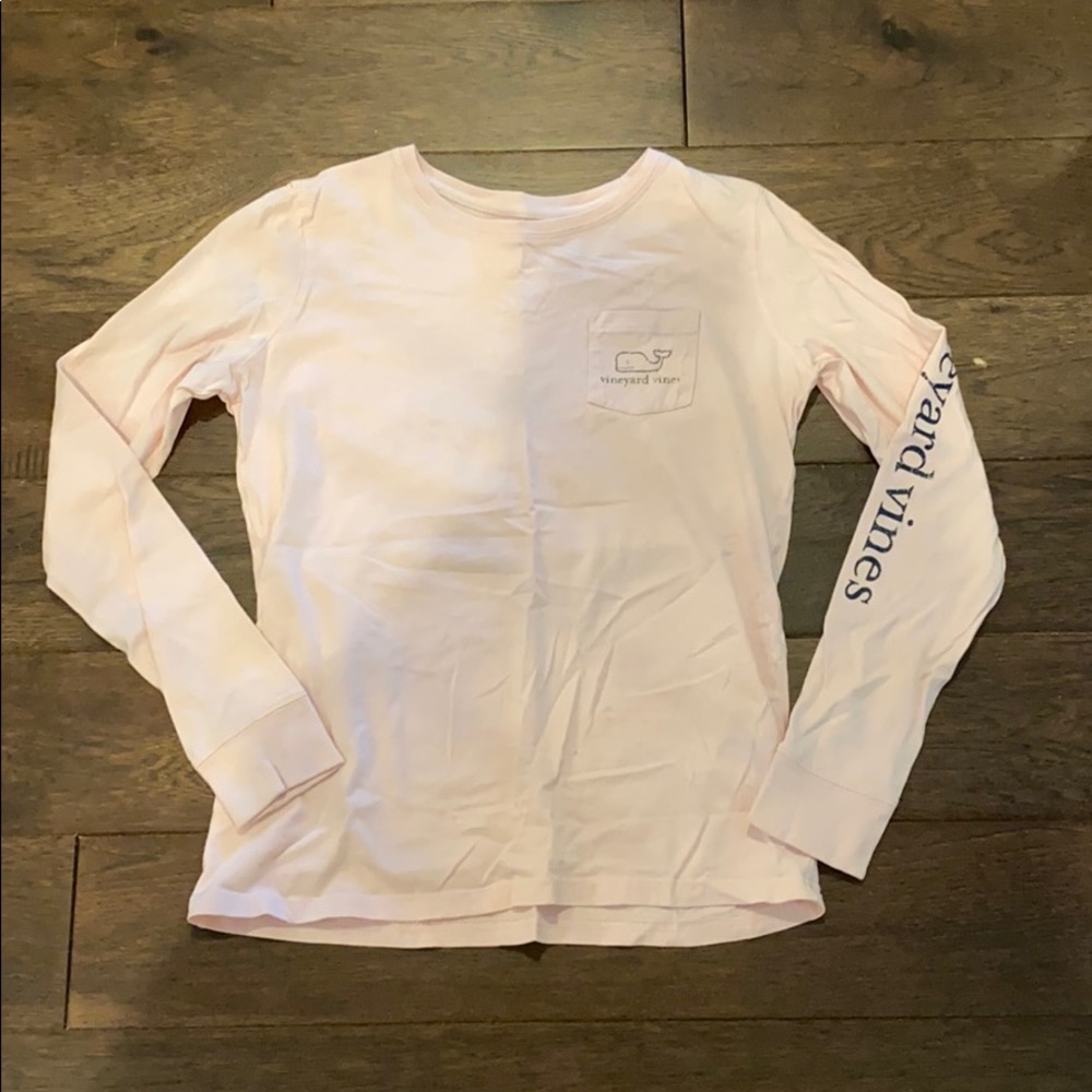 cute vineyard vines shirt!